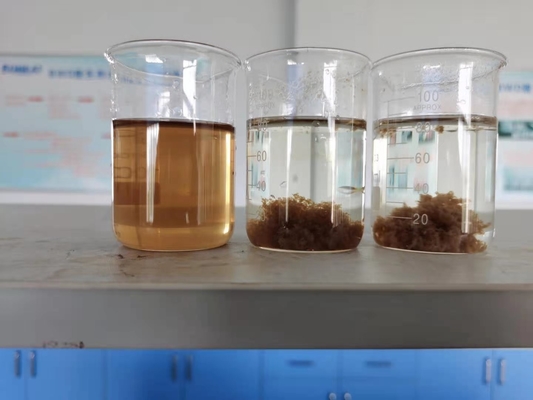 El BACALAO descolorido de las sustancias químicas de la purificación del agua quita